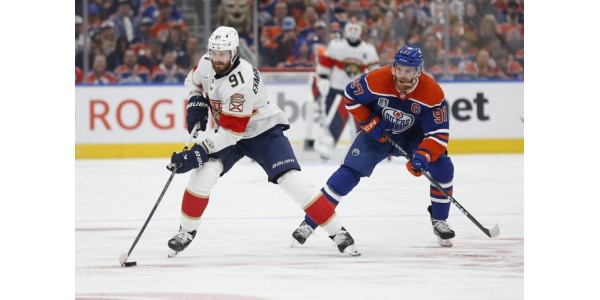 Oliver Ekman Larsson har äran att skriva på ett fyraårskontrakt med Toronto Maple Leafs